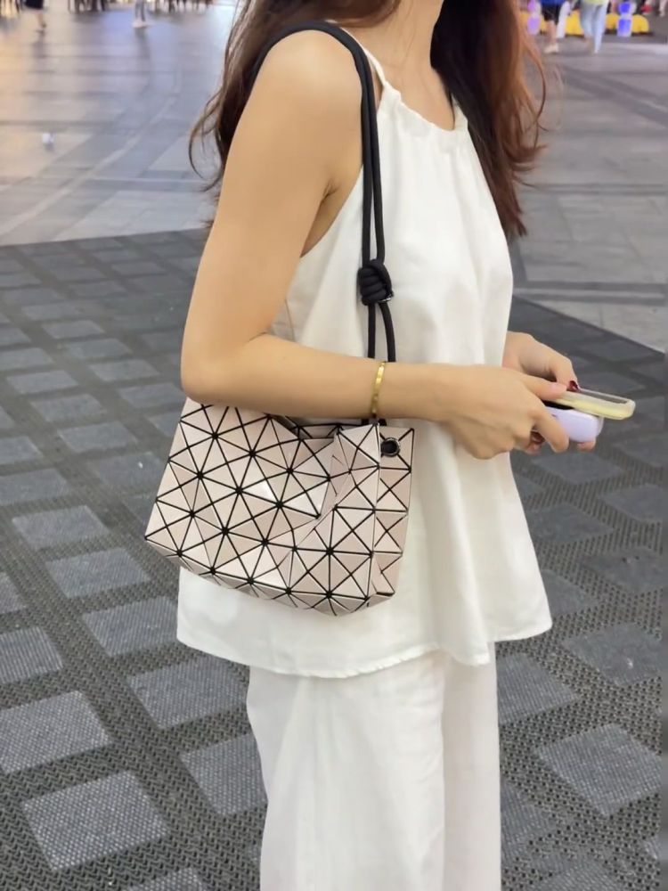 Zhai San Yi Sheng Tofu Bag 2024 Neues Modell Geometrisches Rautenmuster Kordelzugbeutel Modische und minimalistische Umhängetasche mit Tragegriff - 5