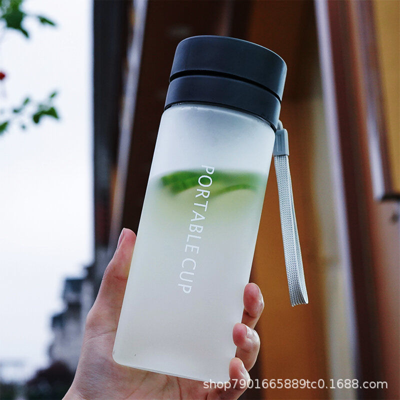 Wasserglas mit Teefilter, sommerliches hochwertiges einfaches Studentenbecher, tragbar für Männer, hitzebeständiger Outdoor-Sporttrinkbecher aus Kunststoff - 10