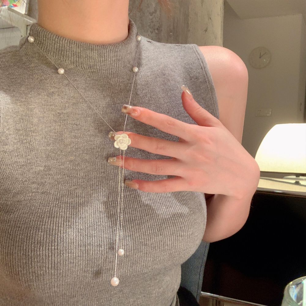 Camellia pearl pendant necklace, elegant long women's accessory - 1