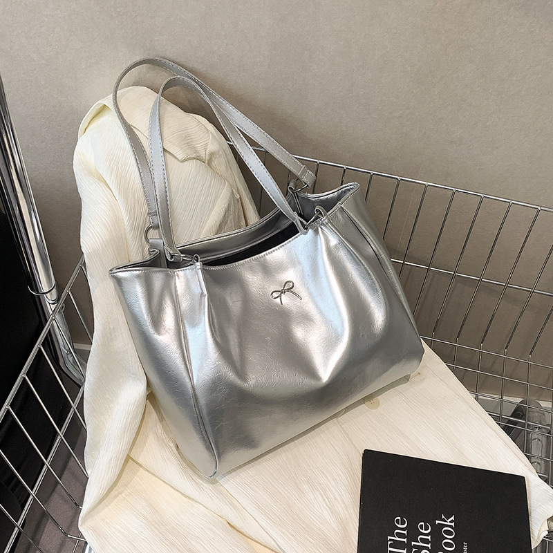 Large Capacity Daily Tote Bag for Women 2025 New Niche Design Fashion Shoulder Bag Simple Elegant Everyday Use Bag