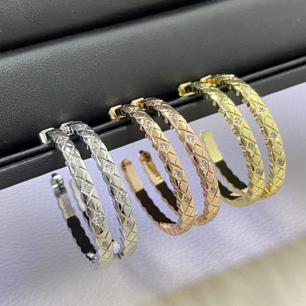 V gold CNC diamond grid earring studs, lightweight luxury design