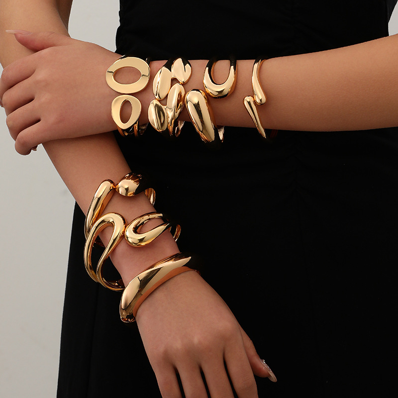 Beliebtes grenzüberschreitendes Armband Europa und Amerika, INS Minimalist unregelmäßiges Wellenmuster Schmuck Metall glänzendes Armband Frauenaccessoires