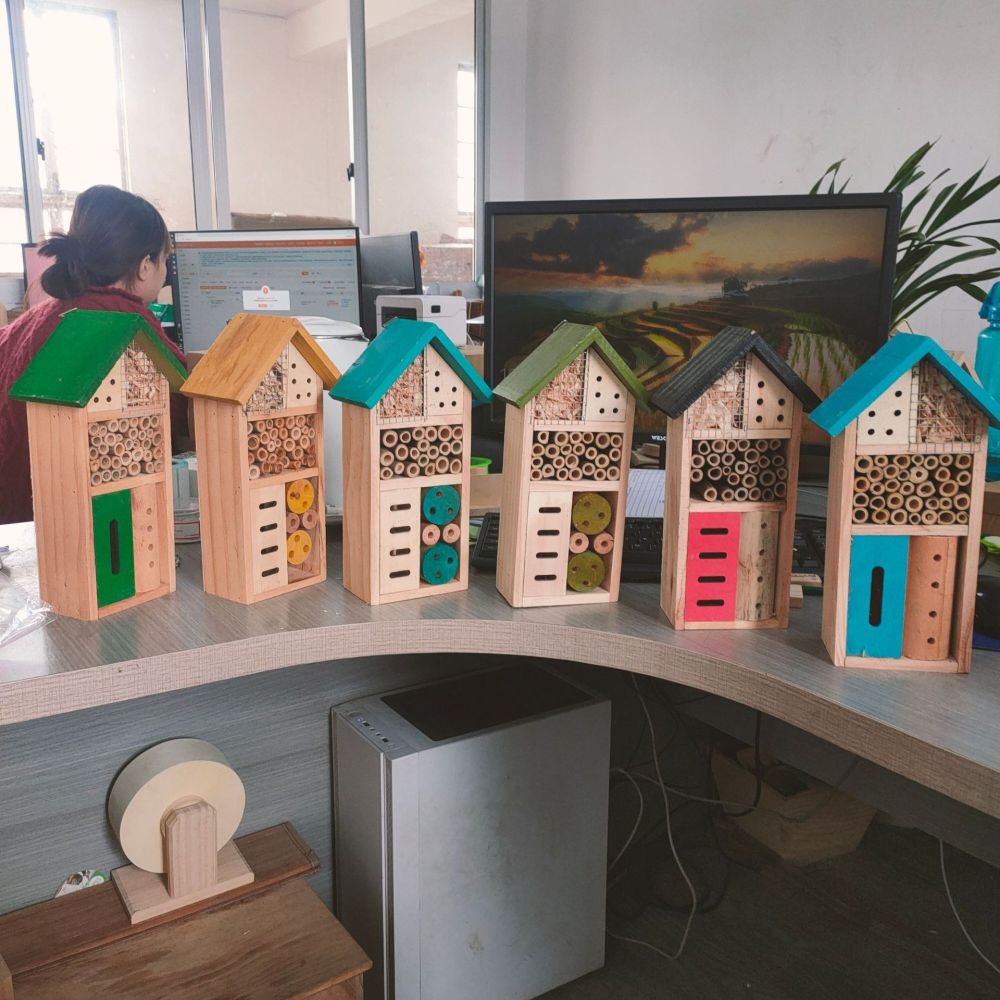 Lagerware Holz-Insektenhotel, Insektenhotel Kindergarten Schule Lernmaterial mit Solarleuchte, Bienenwabe
