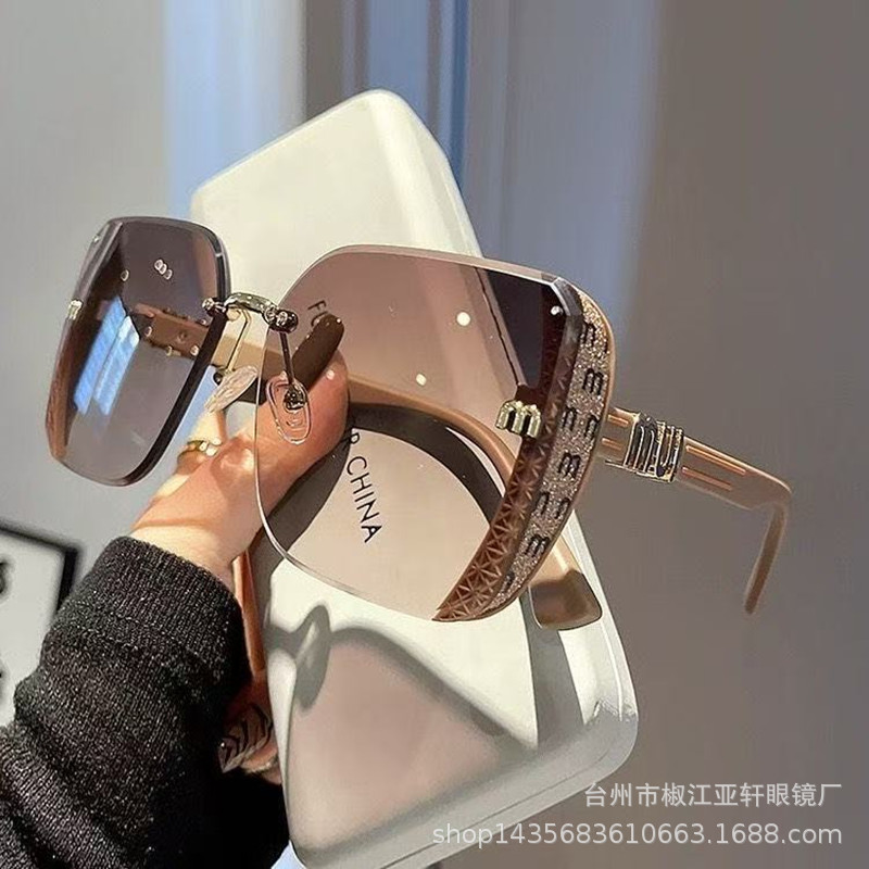 Damen-Sonnenbrille, modische große Rahmen, schlankmachende Sonnenbrille, neues Modell zum Sonnenschutz, stilvoll und hochwertig, UV-Schutz Sonnenbrille