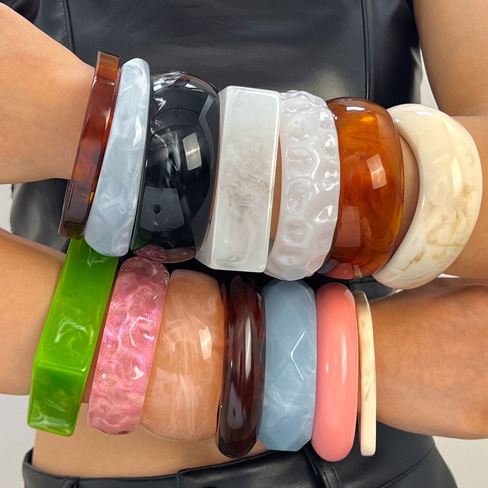 Vintage wide-brim resin bracelet with marble pattern, multi-color