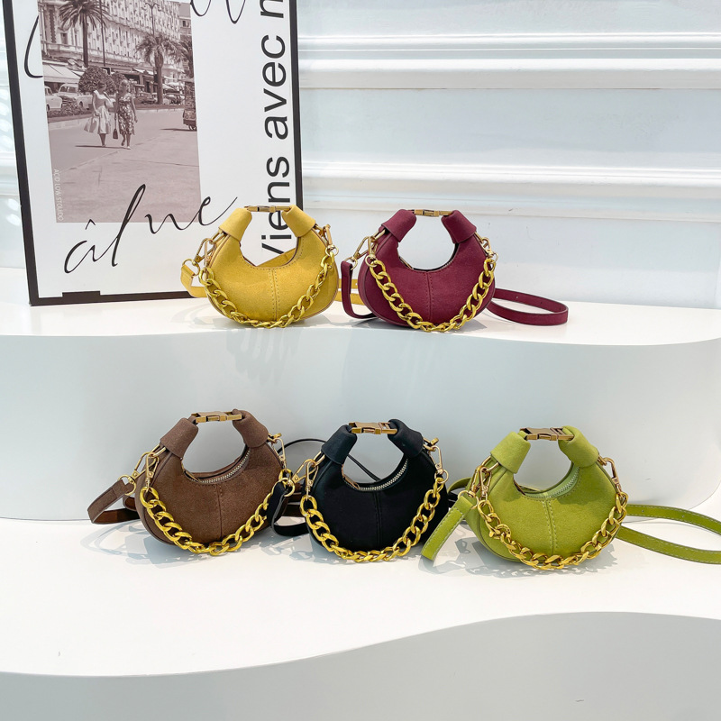 Mattierte Halbmond-Mini-Kettentasche zum Umhängen, Lippenstift-Stil