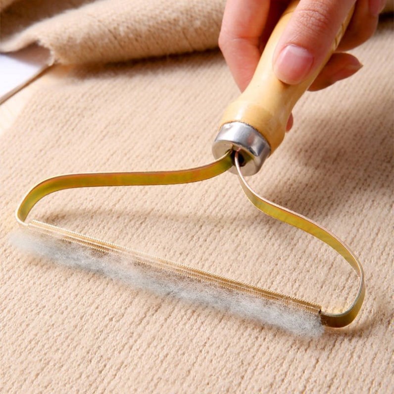 Manual lint remover for wool fabrics