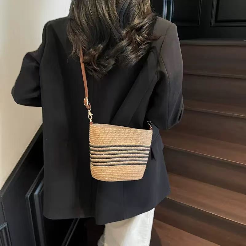 Women's Woven Straw Bucket Bag Single-Shoulder Crossbody Small Bag 2025