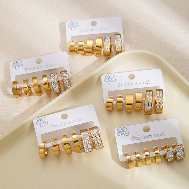 Modische neuer Diamant-Ohrringstecker-Set, dreiteiliges Set für Damen, einzigartige Nischen-Ohrringe, europäischer und amerikanischer Stil, leichter Luxus, vielseitige Ohrringe.