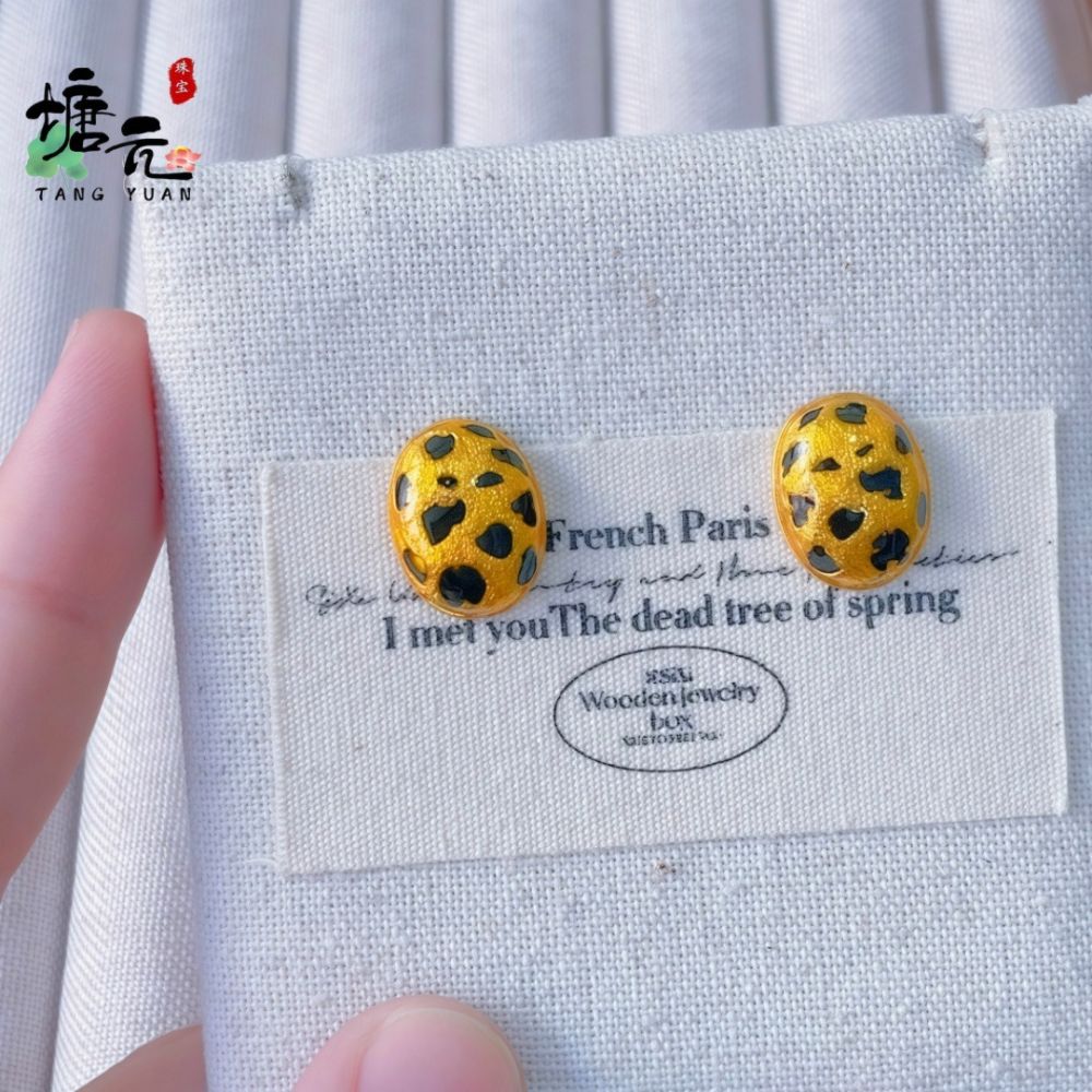Leopar desenli sarı altın kaplamalı yumurta formlu küpe