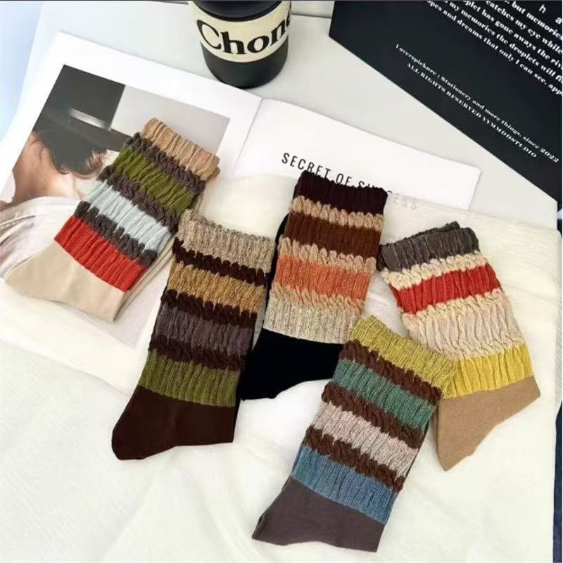 Damensocken mittelhoch aus Baumwolle, lockerer Bund, Regenbogenstreifen