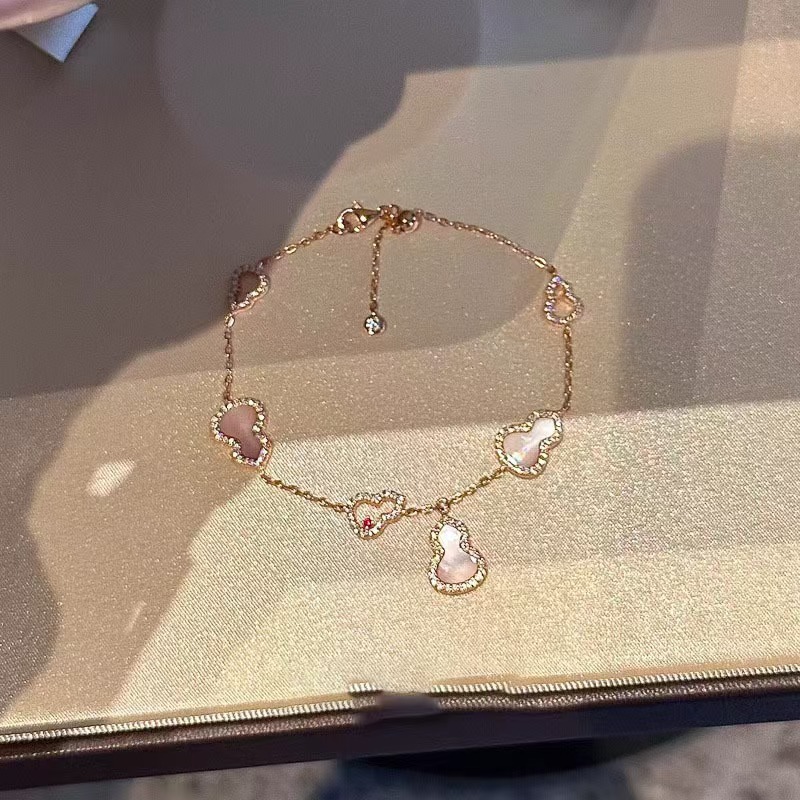 Parıltılı Çekiciliğe Sahip Trendy Taklit Fritillary Kabak Bileklik, Zarif ve Sofistike Stil, Chanel'dan Esinlenen Zarif Kadın Takıları.