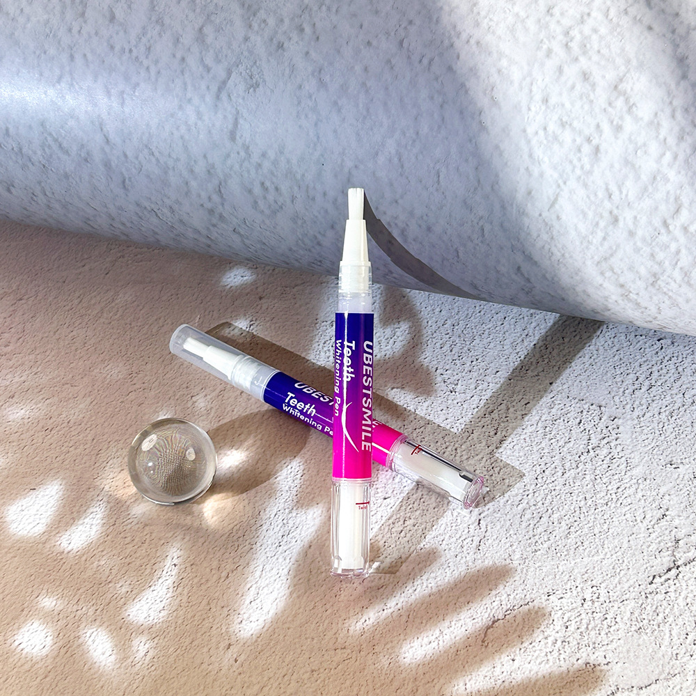 Tooth whitening pen with cleaning and bleaching gel