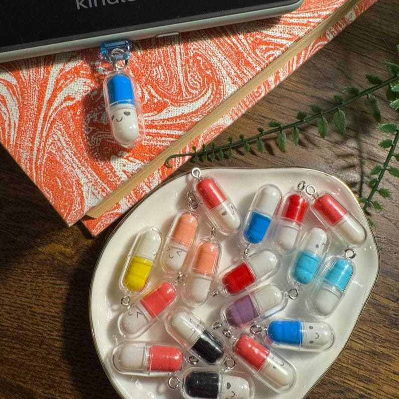 Colorful Medicine Pill Design Type-C Dust Plug Adapter Set for Mobile Phone/Kindle Multi-Color Mixed Batch Manufacturer