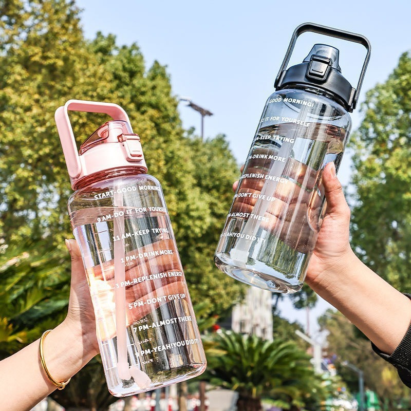 Grenzüberschreitende XXL-Raumfahrttasse, Sommer-Tragbarer Wasserbecher mit hohem ästhetischen Wert, Unisex-Fitness-Sportflasche, 2L Kunststoffbecher mit Strohhalm - 1