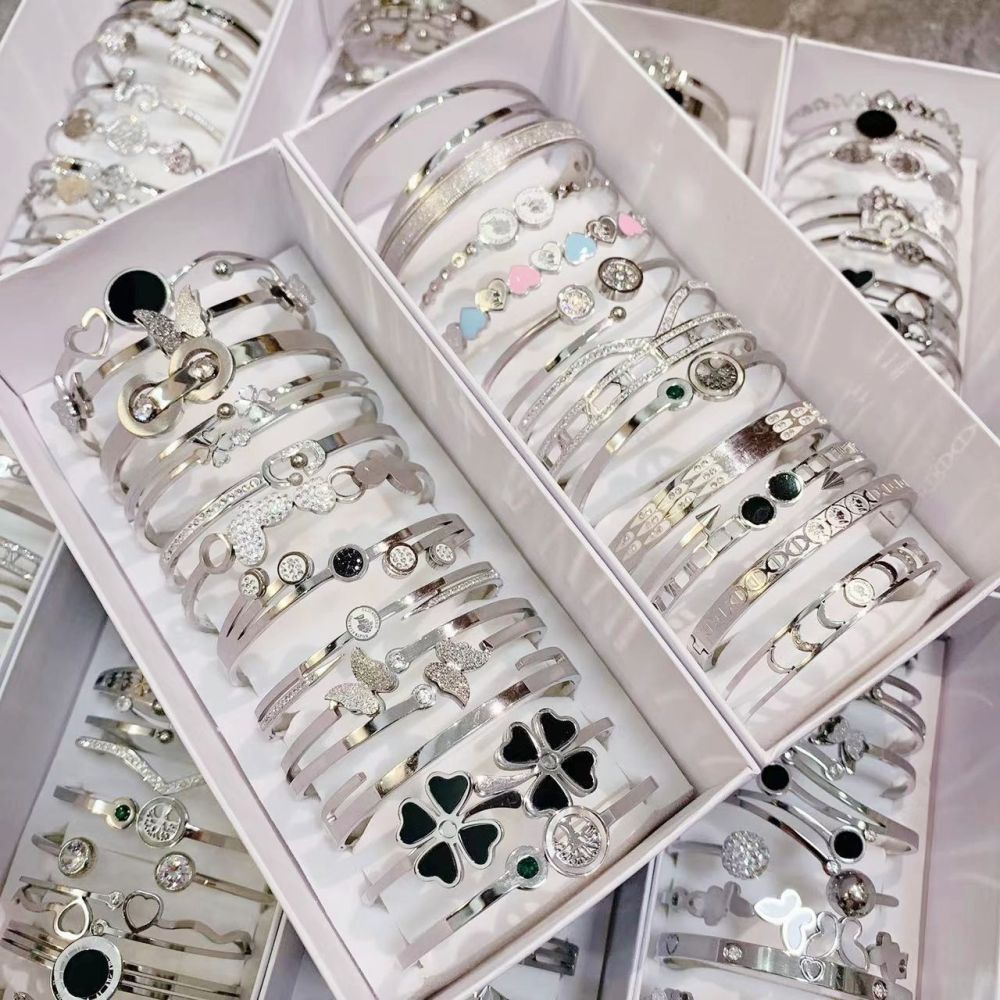 Titanium steel bracelet in steel color for women, diamond-cut, versatile, elegant, high quality, color-resistant, mixed styles, wholesale, star pattern, fashion-forward for commuting.