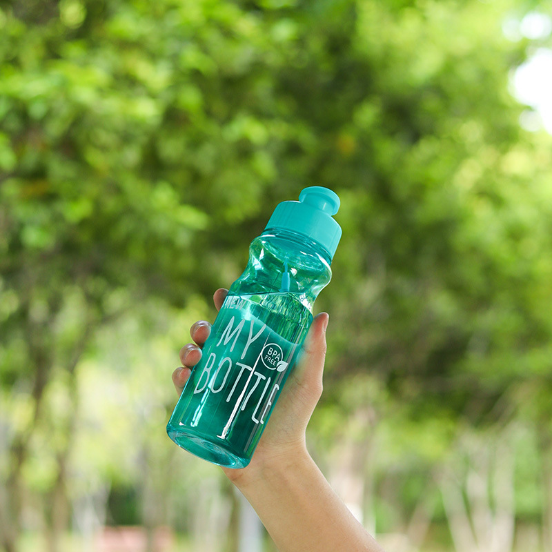 Öğrenci açık hava sporları yaz su bardağı sızdırmaz plastik bardak basmalı kapaklı taşınabilir reklam bardağı kişiselleştirme