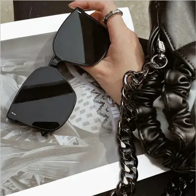 Black-Frame UV-Protection Unisex Sunglasses - 5
