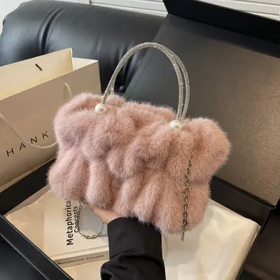 Peluşlu el çantası kadın 2024 yeni sezon niş crossbody tüylü bulut çanta kristal taşlı zincirli kırışık çanta trend
