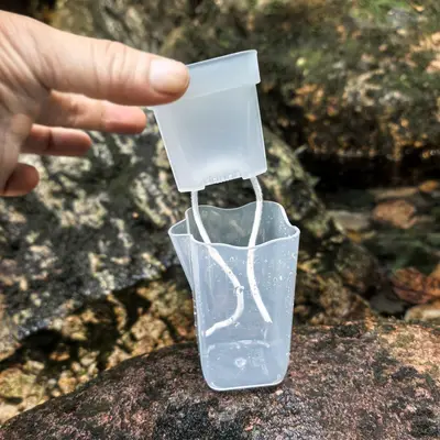 Halbtransparenter quadratischer Kunststofftopf für Hydrokultur mit Messskala