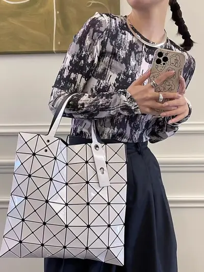 Klassische Tote Bag mit Rautensteppung und großem Fassungsvermögen