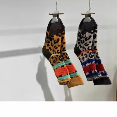 Elastische Kindersocken mit Leopardenmuster, mittelhoch, Bonbonfarben