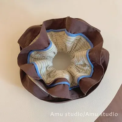 Doppellagiges Haargummi in Kaffeeblau mit Streifen und Spitze