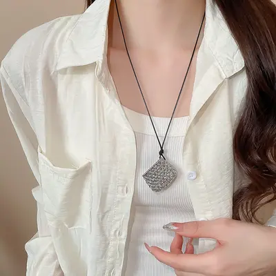 Minimalist silver starfish long necklace accessory for women, summer personality collarbone chain, stylish and sophisticated necklace.