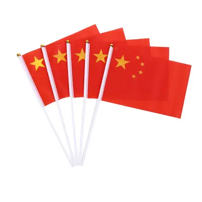 Handschwenkfahnen Nr. 7 und Nr. 8 auf Stab, kleine Fünf-Sterne-Flagge China