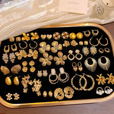 Avrupa-Amerika Vintage Abartılı Metal Küpe Kadın Tasarım Niş Lüks Hissi Düz Halka Küpe Hafif Lüks Çiçek Kulak Halkası Küpe