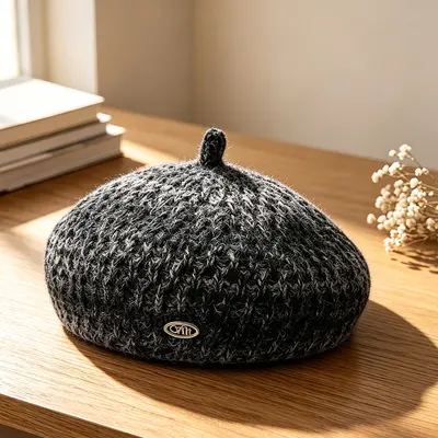 Retro renk bloklu küçük topuz detaylı bere metal logolu moda ressam şapka büyük kafa çevresi sıcak tutan şapka kadın model sonbahar kış