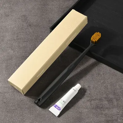 Hochwertiges Einwegzubehör für Gästehäuser und Hotels - komplettes Set mit Zahnbürste, Zahnzubehör, Pantoffeln und Toilettenartikeln für Gäste