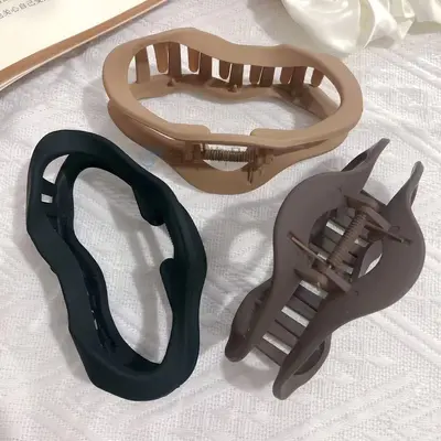 Irregular claw hair clip for women, new premium style, suitable for thick hair at the back of the head, large shark clip, plain hair accessory.