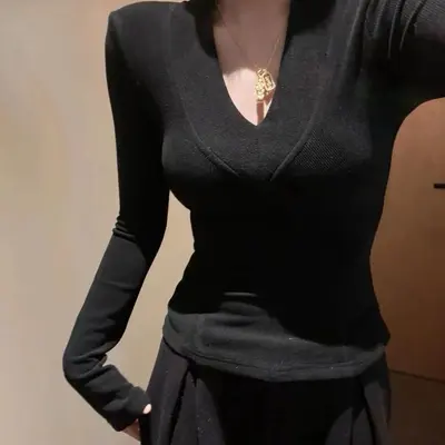 Women's Solid V-Neck Slim Base Layer Top, Spring 2026 - 4
