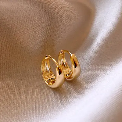 Goldene Kreis-Ohrringe, minimalistisches Metall-Design