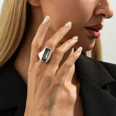 Acryl-Schwarzstein-Ring mit geometrischem Metallquadrat - 12