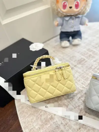 Women's Genuine Leather Diamond-Quilted Chain Crossbody Bag - 8