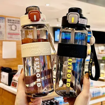 2026 Großvolumige Fitness-Sporttrinkflasche Großvolumiger Kunststoffbecher mit Pipette Outdoor-Reise-Kunststoffbecher Anpassbar
