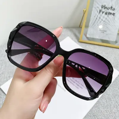 Women's Oversized Retro Sunglasses with UV Protection - 7