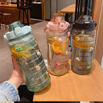 1 Wasserbecher XXL Kapazität hochwertig Tonnen-Fass Outdoor-Sport Trinkbecher mit Strohhalm neues Modell Messskala hitzebeständiger Becher
