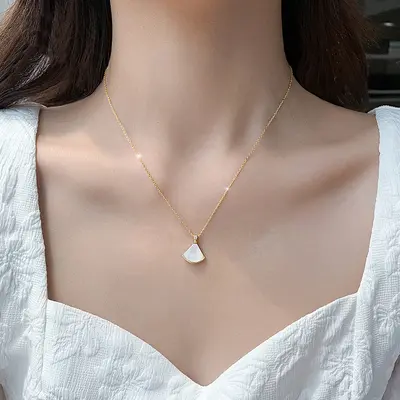 Elegantes Katzenauge-Stein-Design Fächerförmiger Rock Damen Titan-Stahl-Halskette Vielseitig 18K Gold Premium Leicht Luxus Schlüsselbein-Kette