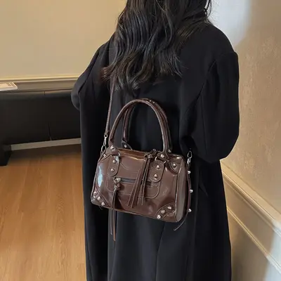Schlichte Damen-Umhängetasche, Modell Herbst/Winter 2025 - 4
