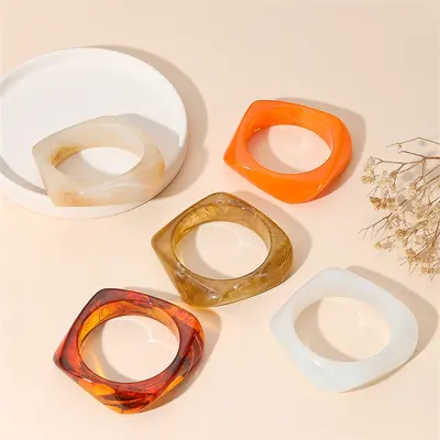 Umweltfreundliches leichtes Luxus-Plattenearmband mit gekrümmter Metalltextur Armband ins Nischen-Design koreanische Mode Internet-berühmte Schmucke