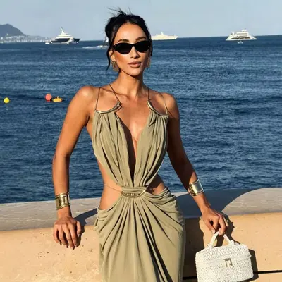 Langes Strandkleid mit Neckholder aus Metall, tiefem V-Ausschnitt und Cut-outs