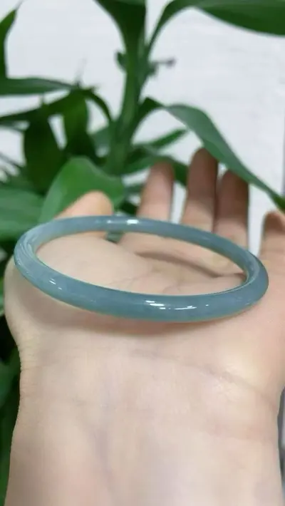 Natürlicher Typ-A-Jadeit-Armreif, Blau-Wasser, geschnitzt, Damen