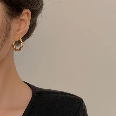 Vintage Hong Kong tarzı küpeler 2026 yeni üst düzey metal saplama küpeler niş moda çok yönlü küpeler kadınlar için toptan