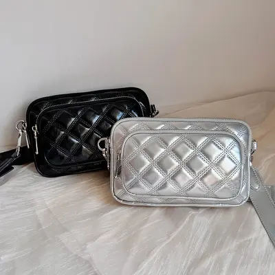 Kleine quadratische Damentasche mit Rautensteppung und Kette - 3