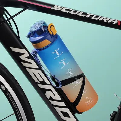 1-Liter-Sportwasserflasche aus Kunststoff mit Verlauf und Ein-Klick-Deckel