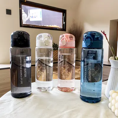 Tragbarer Wassertrinker für Outdoor-Sportarten, direktes Trinken, klappbarer Deckel, Kunststoffbecher, hochgradig angesehener graduierter Becher, Becher mit großem Fassungsvermögen