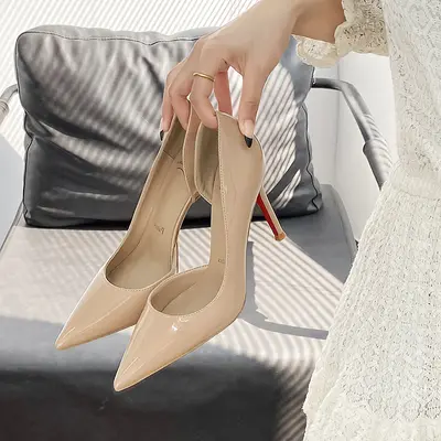 Damen-Pumps mit Stilettoabsatz, Lackleder schwarz, spitze Form